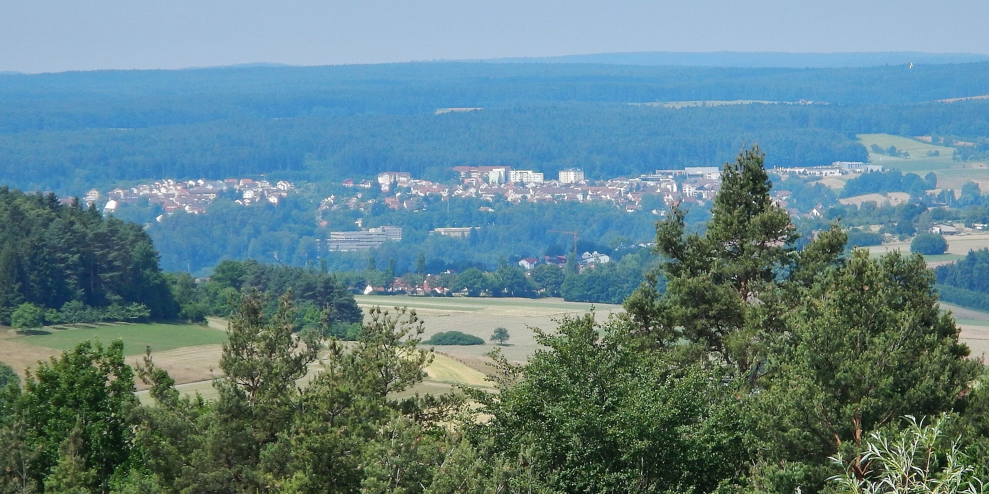 Blick von Althengstett Richtung Westen, Teleaufnahme, in der Bildmitte der Calwer Stadtteil Wimberg