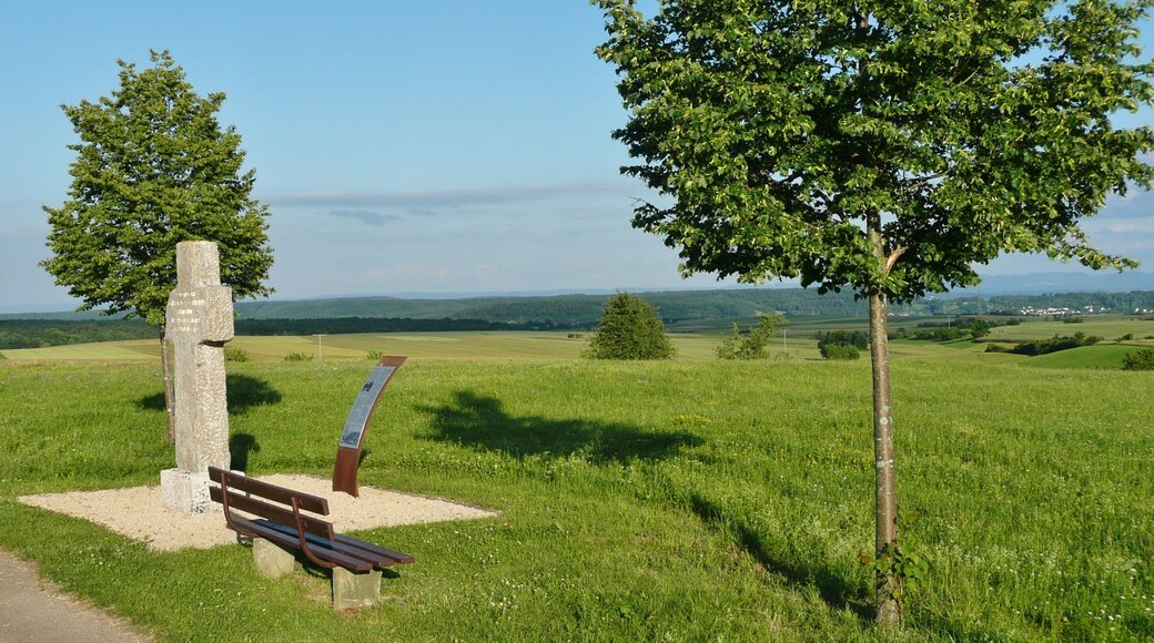 Deckenpfronn: Denkmal für Graf Burkhard von Eberstein, unweit der Bundesstraße Deckenpfronn - Herrenberg, mit Panoramablick auf die Schwäbische Alb und auf den Schönbuch.