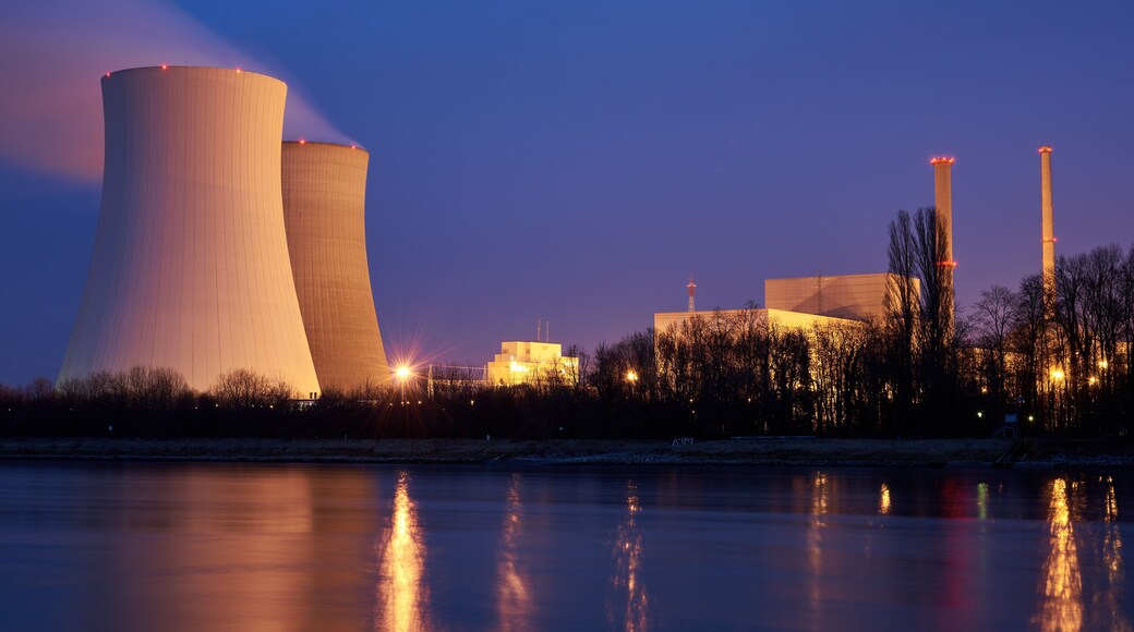 Atomkraftwerk Philippsburg mit zwei Kühltürmen und dem Rhein im Vordergrund