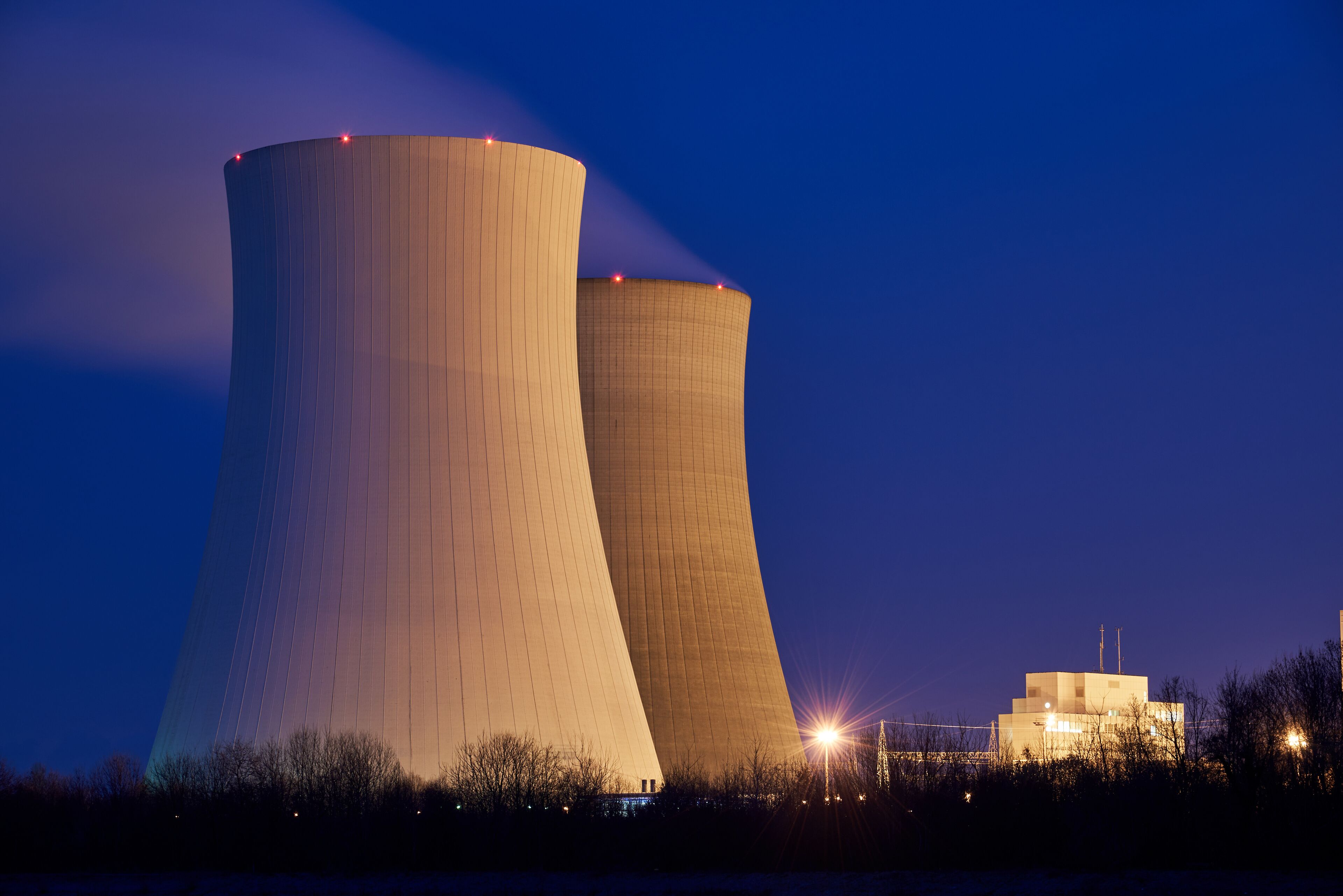 Atomkraftwerk Philippsburg mit zwei Kühltürmen und dem Rhein im Vordergrund