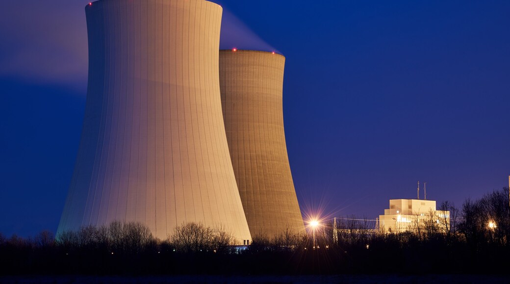 Atomkraftwerk Philippsburg mit zwei Kühltürmen und dem Rhein im Vordergrund