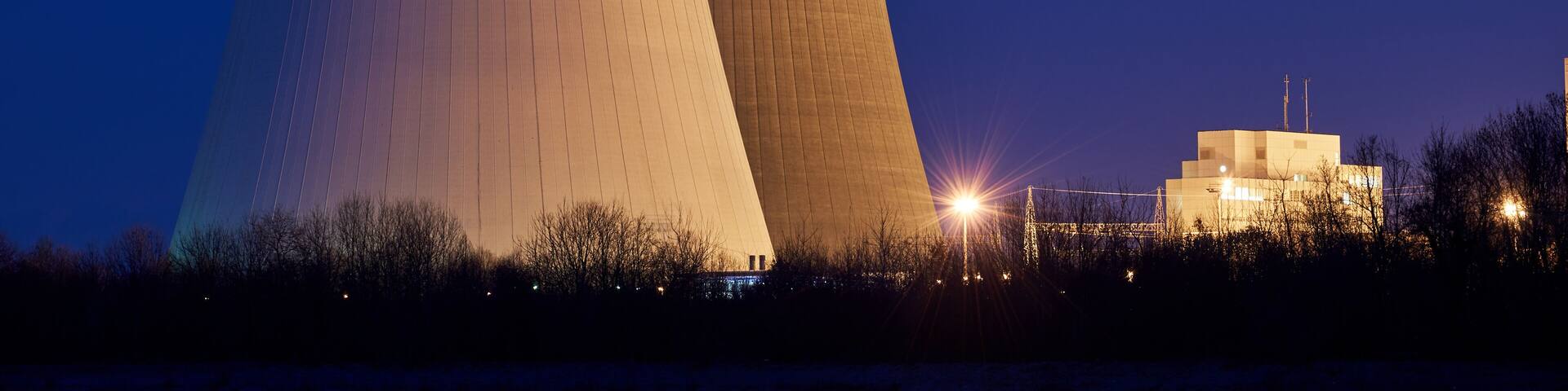 Atomkraftwerk Philippsburg mit zwei Kühltürmen und dem Rhein im Vordergrund