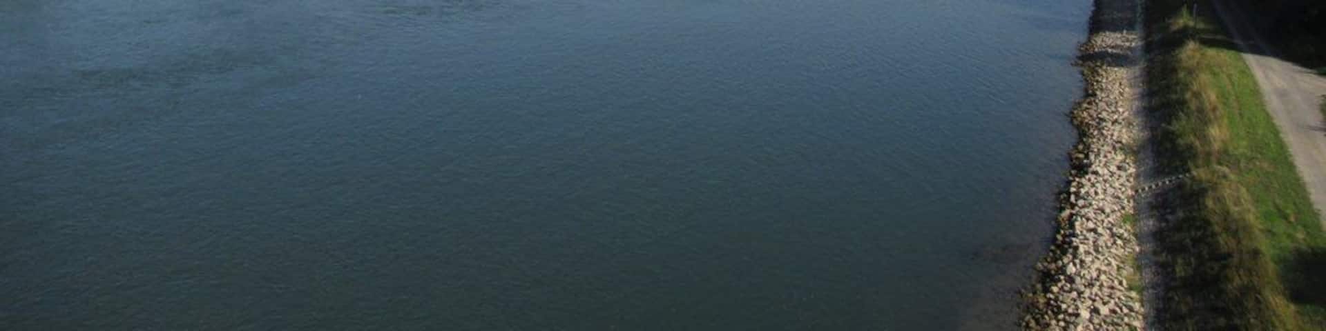 Germersheim: Blick über den Rhein mit der Hafeneinfahrt