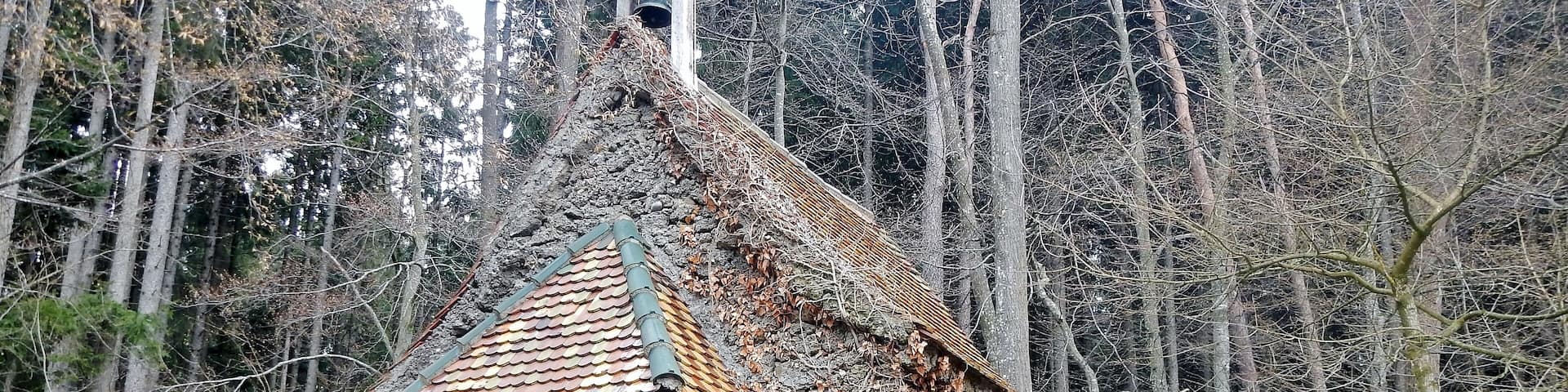 Die über 100 Jahre alte Bussen Kapelle gelegen am Waldrand des Bussenbergs im Ortsteil Göffingen