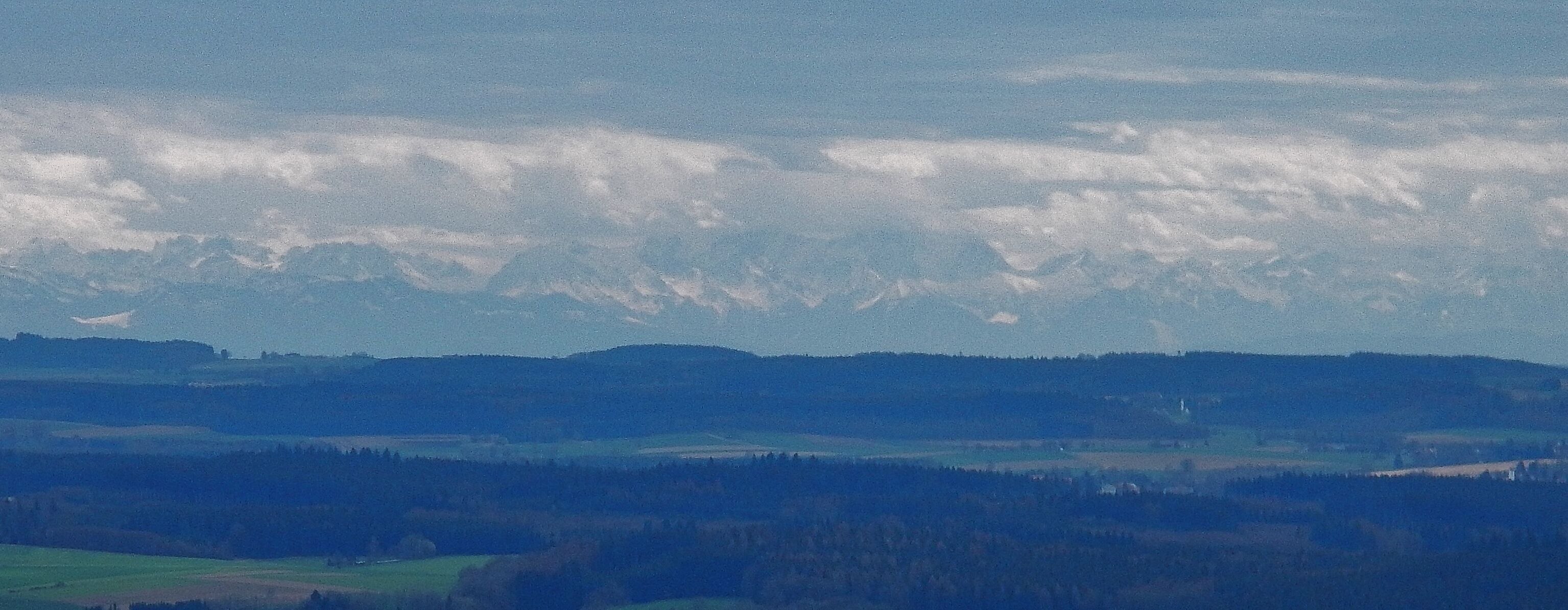 Ausblick vom heiligen Berg Oberschwabens, dem Berg Bussen auf die Alpen mit Zugspitze und Schneefernerkopf