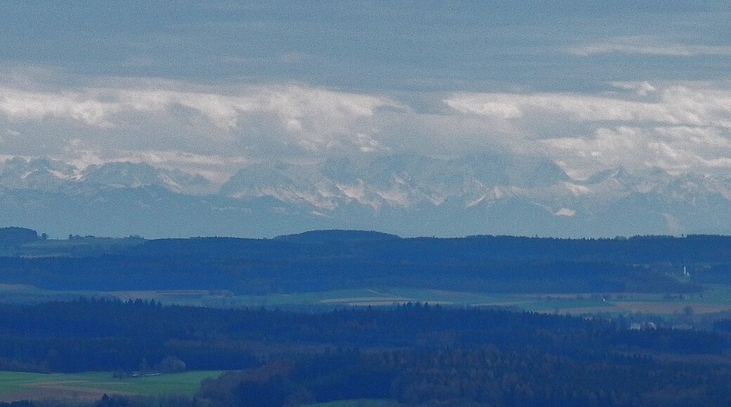 Ausblick vom heiligen Berg Oberschwabens, dem Berg Bussen auf die Alpen mit Zugspitze und Schneefernerkopf