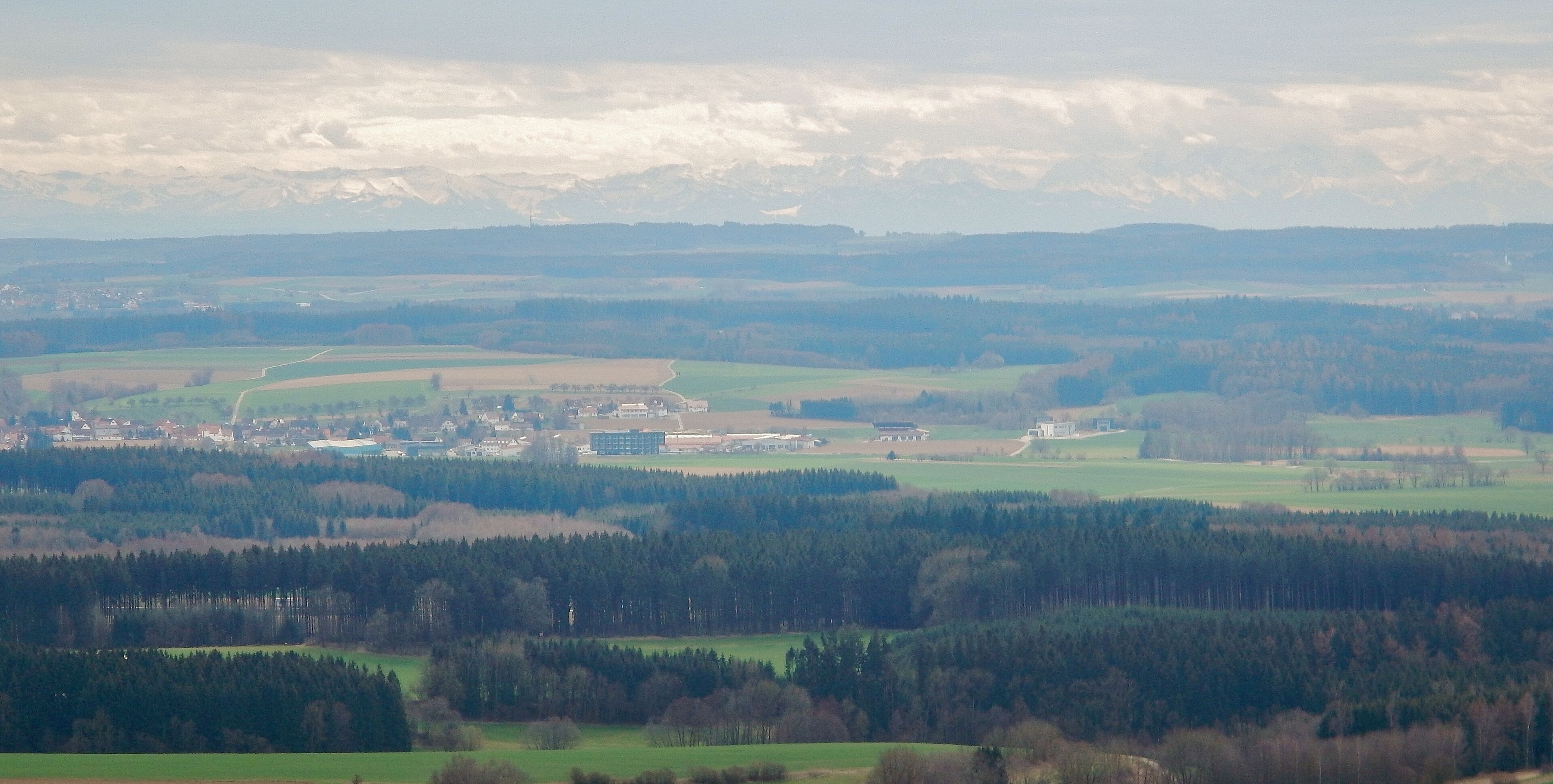 Ausblick vom heiligen Berg Oberschwabens, dem Berg Bussen bis zu den Alpen