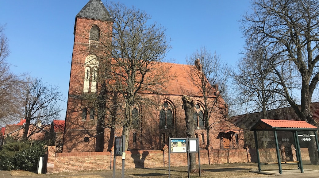 Die neugotische Dorfkirche in Niebel (Stadt Treuenbrietzen) entstand im Jahr 1895. Im Innern befindet sich unter anderem ein gotischer Schnitzaltar aus dem Ende des 15. Jahrhunderts. Er zeigt eine Vespergruppe.