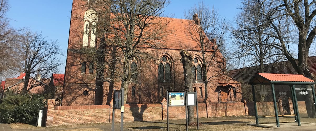 Die neugotische Dorfkirche in Niebel (Stadt Treuenbrietzen) entstand im Jahr 1895. Im Innern befindet sich unter anderem ein gotischer Schnitzaltar aus dem Ende des 15. Jahrhunderts. Er zeigt eine Vespergruppe.