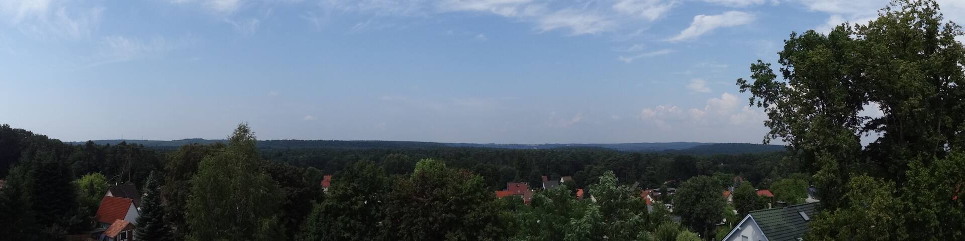 Wasserturm in Waldsieversdorf, errichtet um 1900 von Ferdinand Kindermann, dem BegrĂŒnder des Dorfes zur Versorgung der Bevölkerung mit Trinkwasser. Im Erdgeschoss befindet sich die Technik, im Obergeschoss ein 70.000 Liter fassendes Becken. Der Turm ist heute ein technisches Denkmal.
