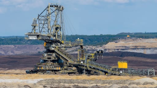 Ein umfangreicher Bergbau mit Schwerlastmaschinen und einem Förderband.