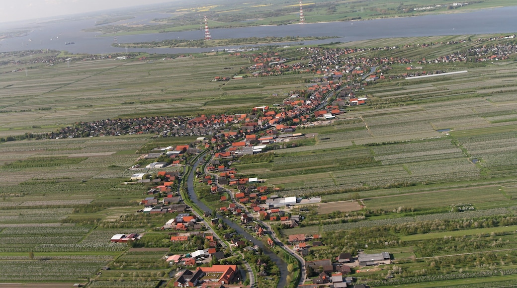 Luftaufnahme: der kleine Fluss, der das Bild teilt, ist die Lühe, der Ort links ist Steinkirchen, der Ort rechts ist Mittelnkirchen, der Ort vor der Elbe ist Grünendeich, in der Elbe dahinter liegt der Lühesand