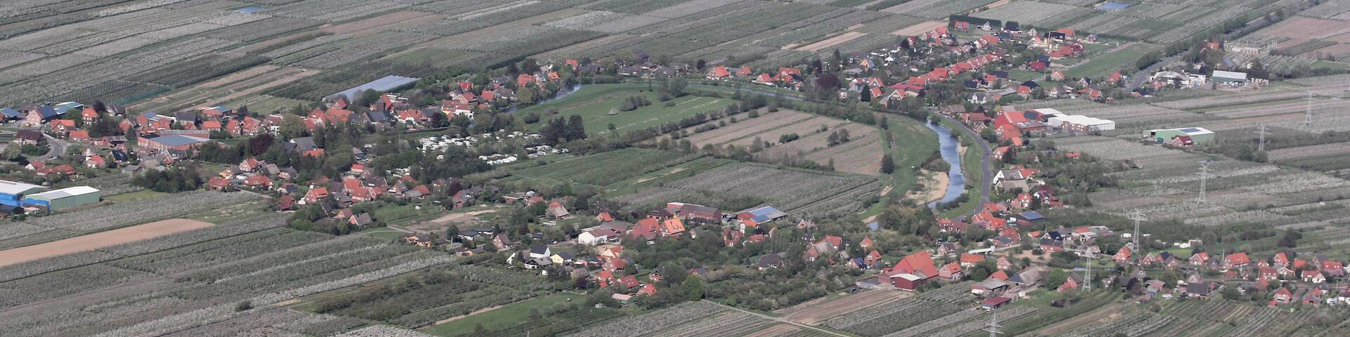 Luftaufnahme: Flussschleife der LĂŒhe, mit den Gemeinden Guderhandviertel und Mittelnkirchen