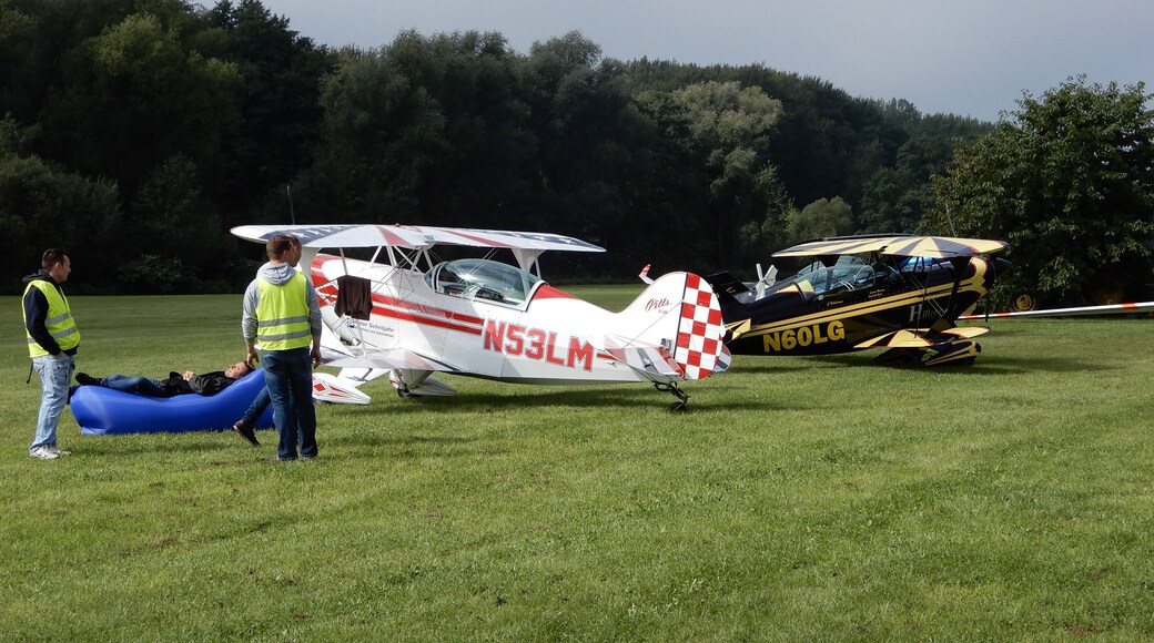 Zweit Pitts des Acro-Teams Meschede auf dem Flugplatzfest in Hattorf am Harz: Pitts S2B - N53LM (links) Pitts S2A - N60LG (rechts)