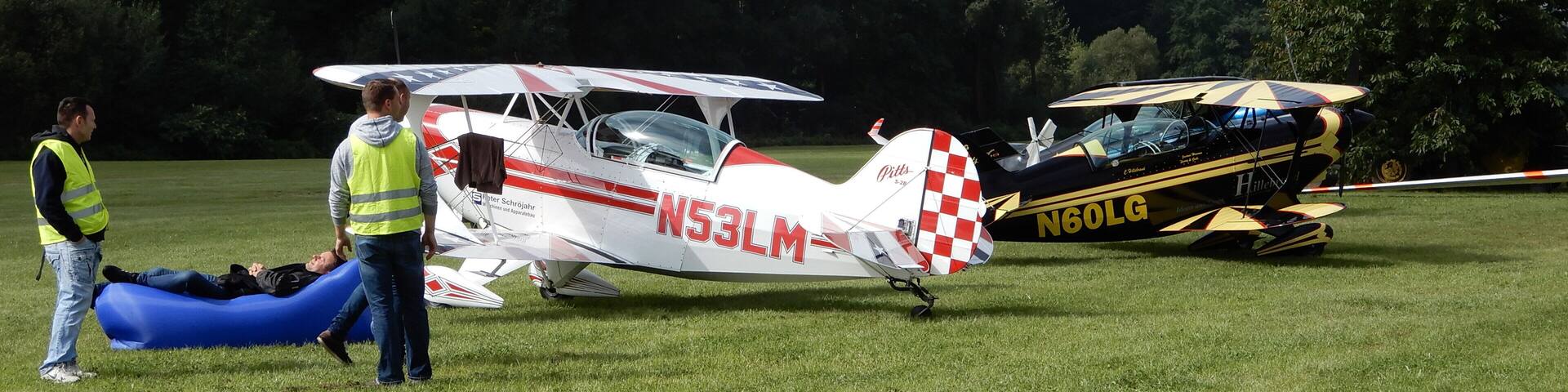 Zweit Pitts des Acro-Teams Meschede auf dem Flugplatzfest in Hattorf am Harz: Pitts S2B - N53LM (links) Pitts S2A - N60LG (rechts)