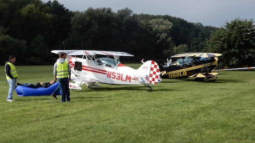 Zweit Pitts des Acro-Teams Meschede auf dem Flugplatzfest in Hattorf am Harz: Pitts S2B - N53LM (links) Pitts S2A - N60LG (rechts)