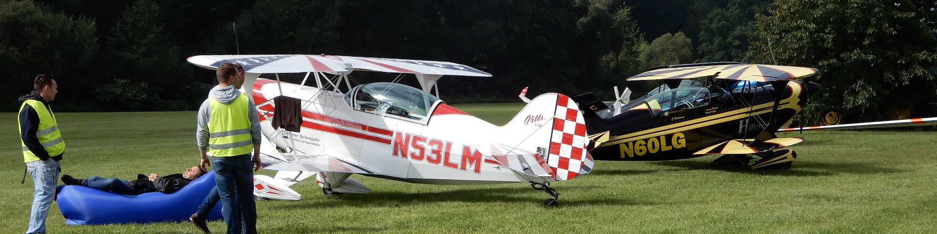 Zweit Pitts des Acro-Teams Meschede auf dem Flugplatzfest in Hattorf am Harz: Pitts S2B - N53LM (links) Pitts S2A - N60LG (rechts)