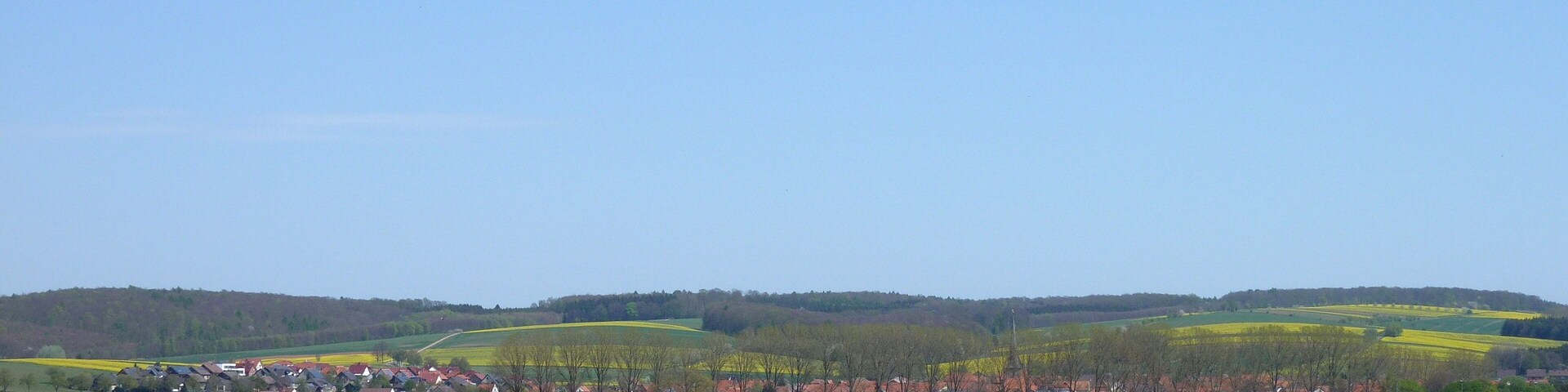 Blick von Westen vom Hang des Roten Berges auf Obernfeld, Landkreis Göttingen, SĂŒdniedersachsen. Im Hintergrund Teile der Hellberge