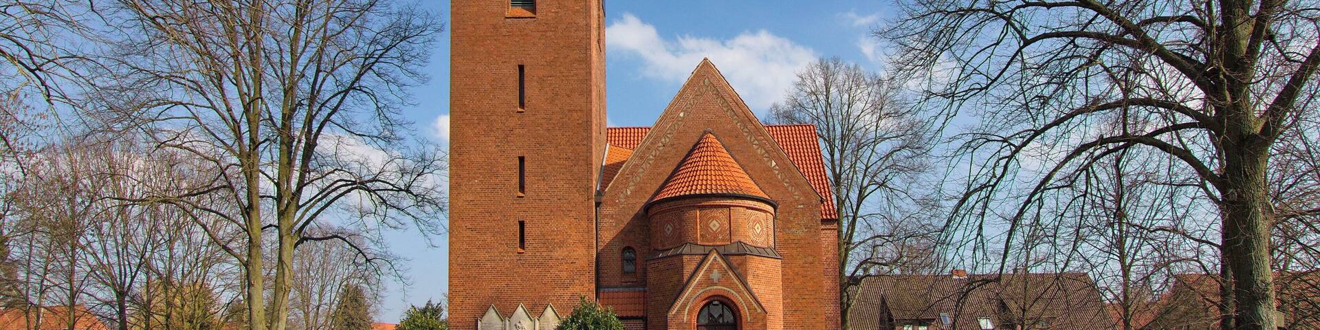 Die Backstein-Kapelle im neuromanischen Stil wurde 1922 in Schweringen, Niedersachsen, Deutschland eingeweiht.
