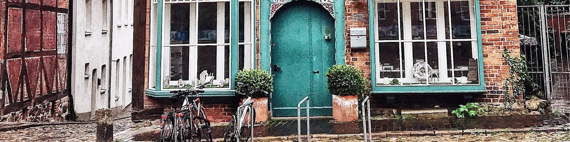 On a camping trip around the pretty little lakes & cities of Ratzeburg & Mölln north east of Hamburg. Cobble stone streets de luxe! On to Wismar today.
#mölln #germany #schleswig-holstein