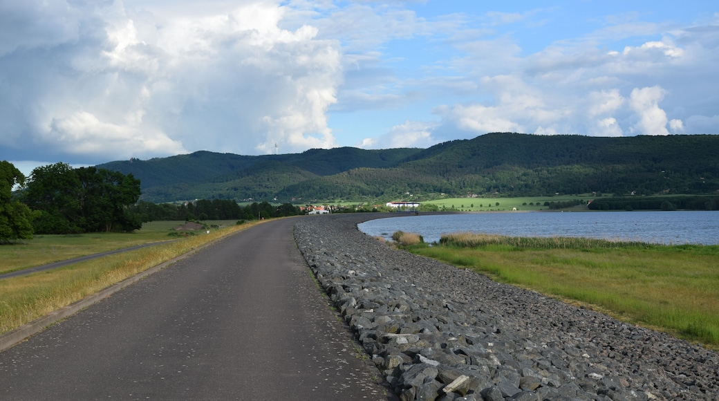 Berga (Kyffhäuser) – Blick von der Staumauer in Richtung Kelbra und den Kyffhäuser