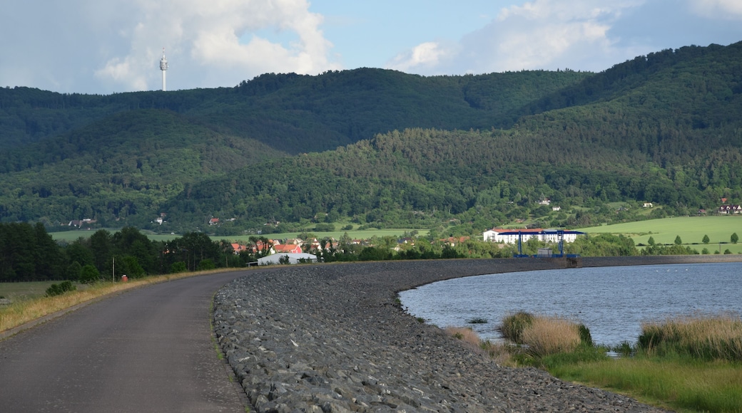 Berga (Kyffhäuser) – Blick von der Staumauer in Richtung Kelbra und den Kyffhäuser