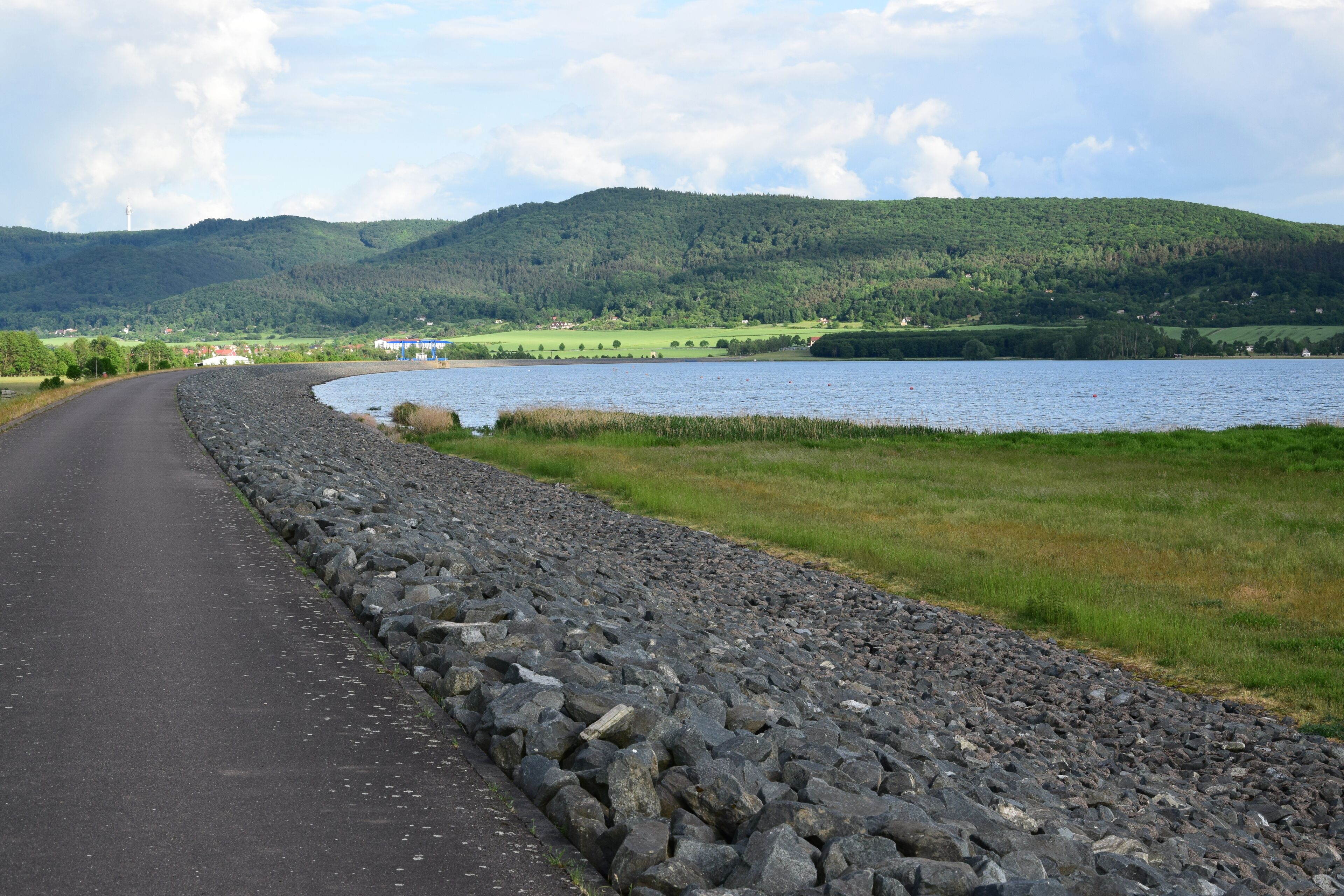 Berga (Kyffhäuser) – Blick von der Staumauer in Richtung Kelbra und den Kyffhäuser (mit dem Tannenberg links und den Altendorfer Klippen Mitte-rechts)