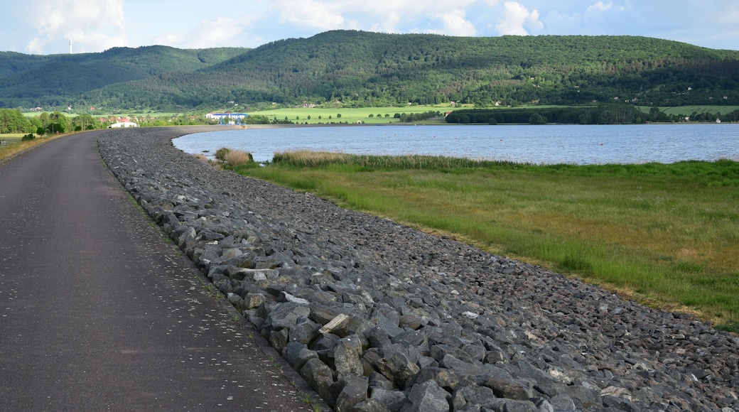 Berga (Kyffhäuser) – Blick von der Staumauer in Richtung Kelbra und den Kyffhäuser (mit dem Tannenberg links und den Altendorfer Klippen Mitte-rechts)