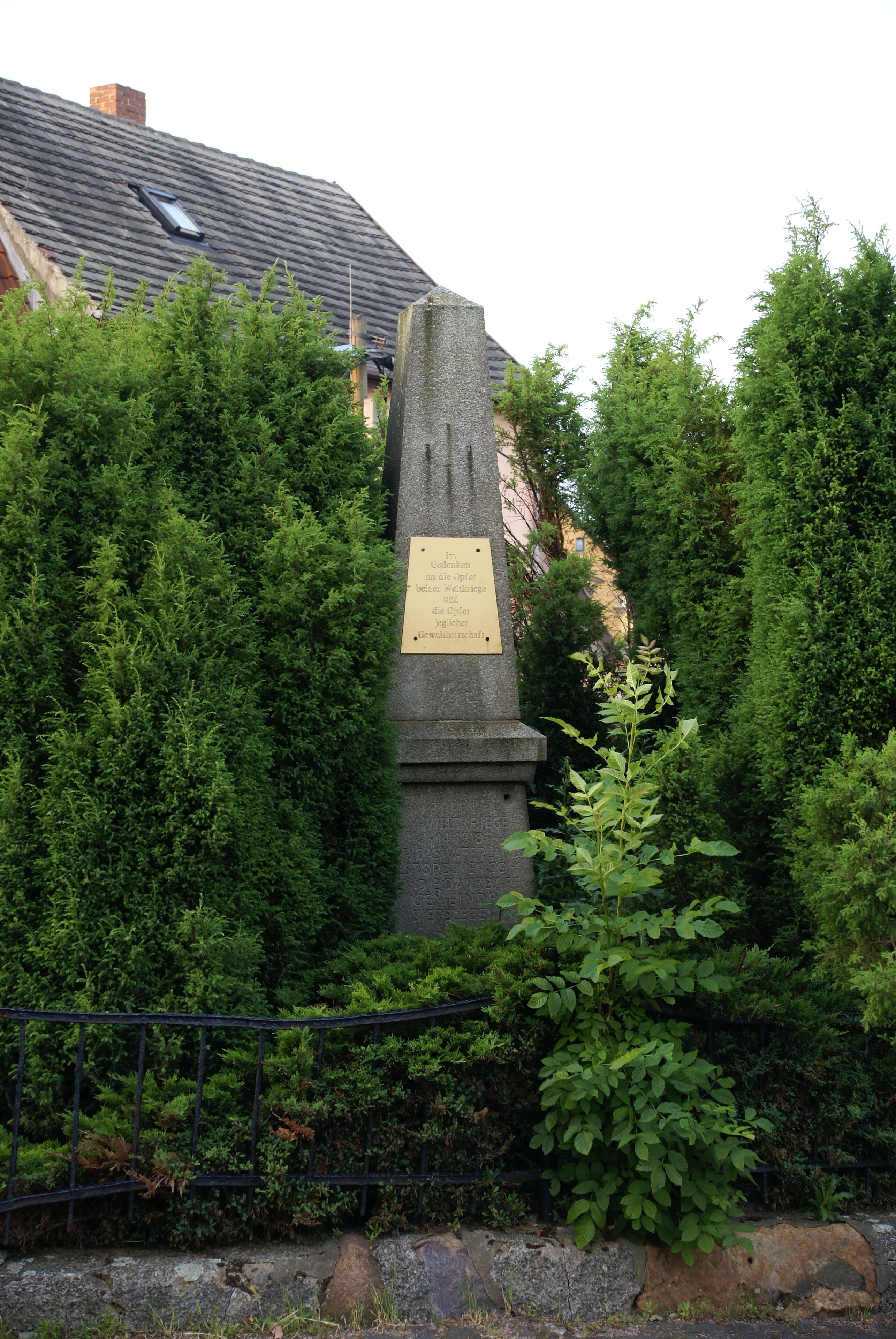Das Denkmal an der Kreuzung Mittelstraße/Schulstraße in Siersleben