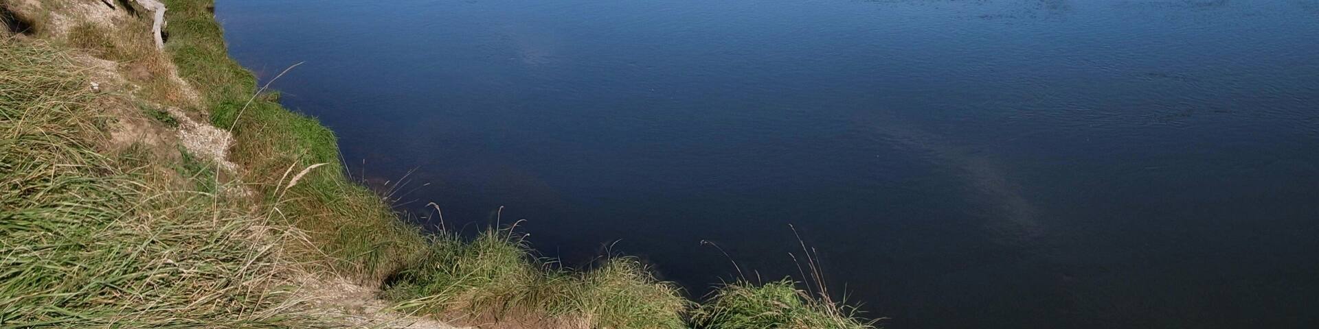 Der Fluss Mulde im Biosphärenreservat Mittelelbe mit Prallhang und Gleithang