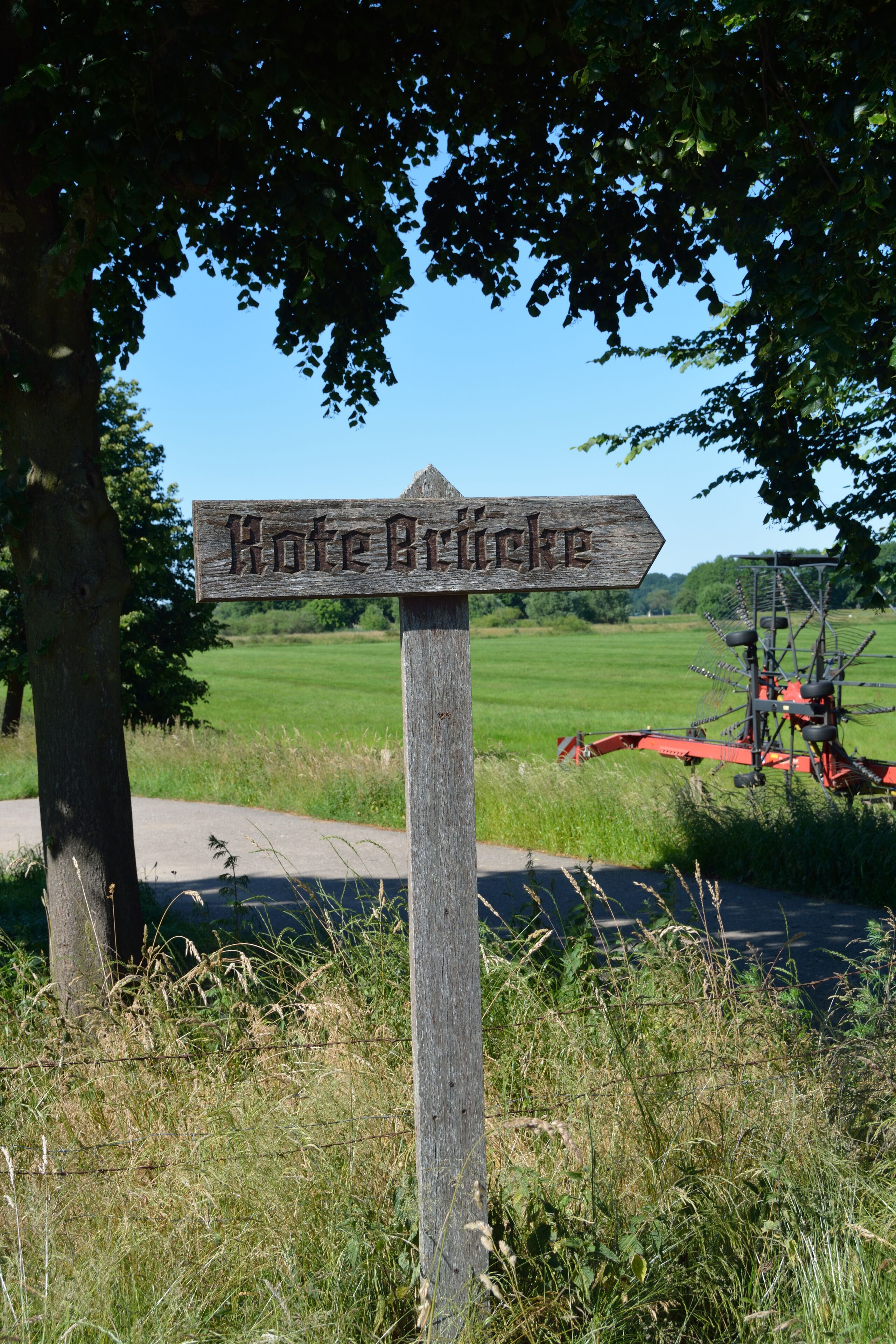 Die Hörnerau, in anderen Karten auch als Randkanal bezeichnet, bildet die Grenze zwischen Wittenbergen und Auufer. Wegweiser zur "Roten Brücke" über die Bramau