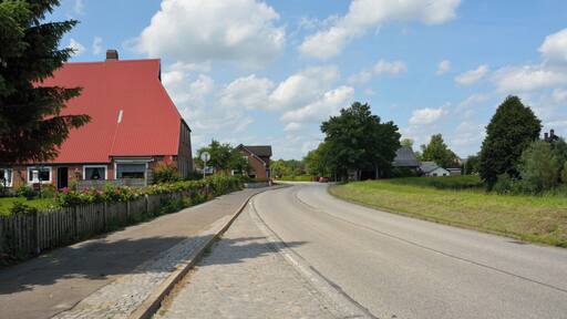 Impression der Hauptstrasse von de:Brekdorf