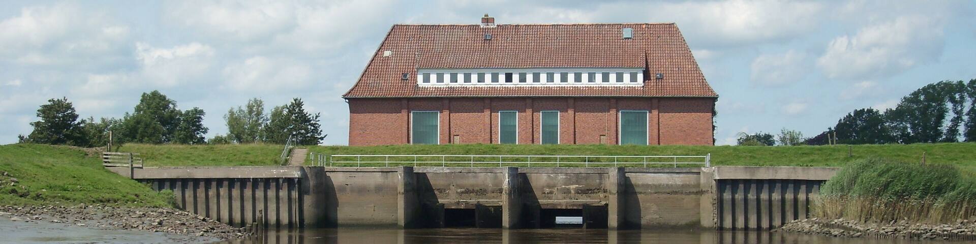 Das Hauptschöpfwerk Bekmünde, über das die Bekau in die Stör mündet, von der Stör aus gesehen