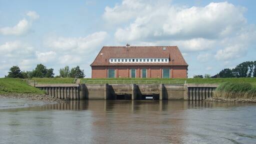 Das Hauptschöpfwerk Bekmünde, über das die Bekau in die Stör mündet, von der Stör aus gesehen