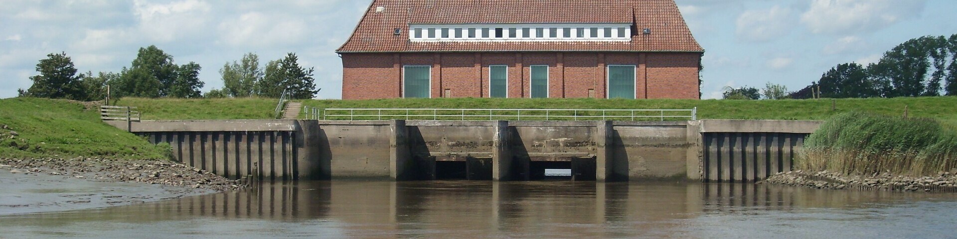 Das Hauptschöpfwerk Bekmünde, über das die Bekau in die Stör mündet, von der Stör aus gesehen