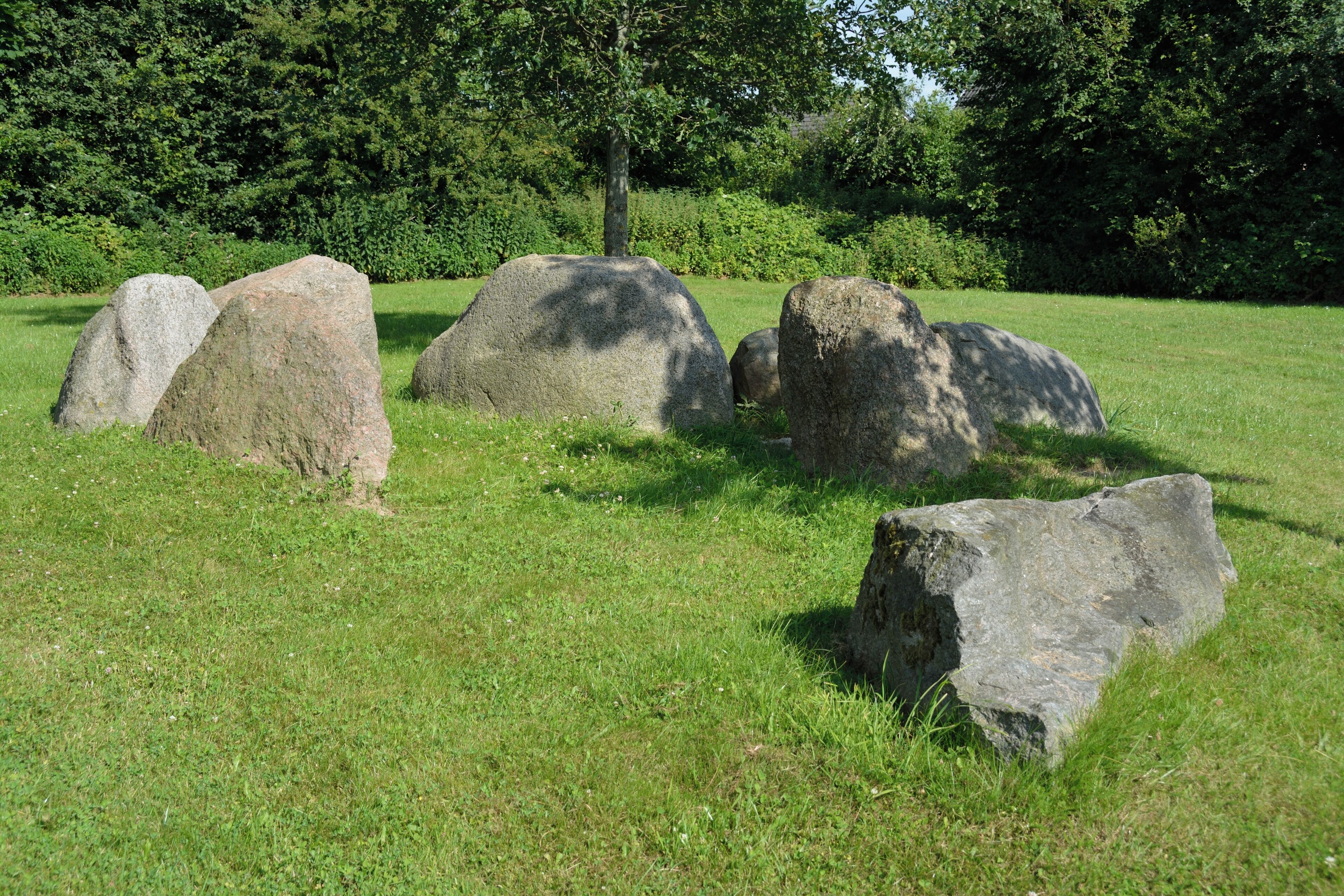 Bovenau, rekonstruiertes Großsteingrab