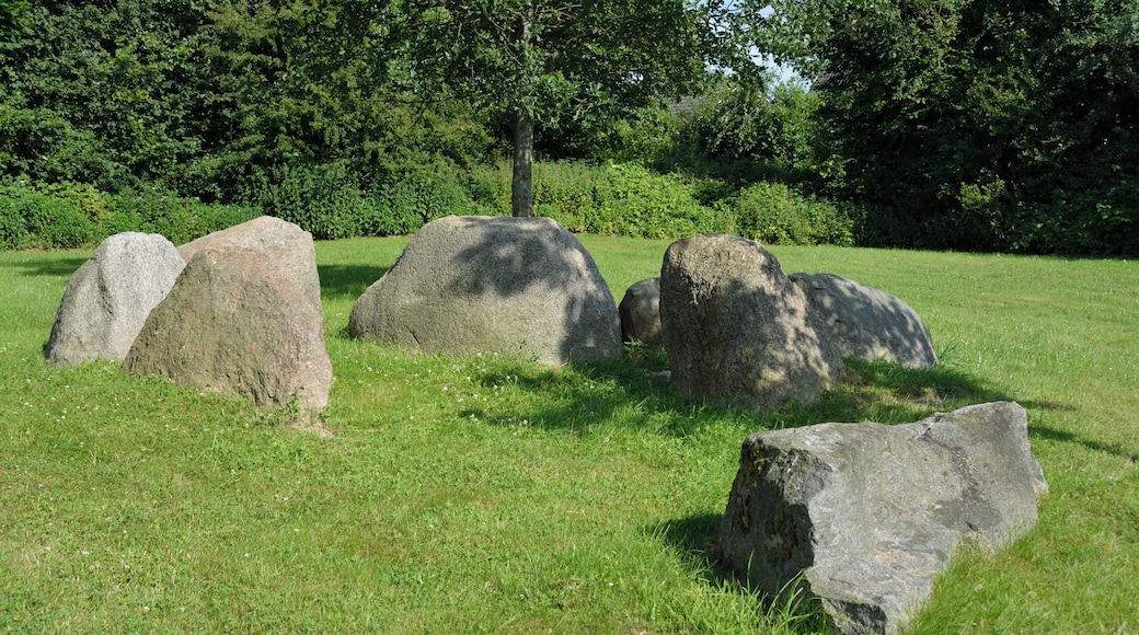Bovenau, rekonstruiertes Großsteingrab