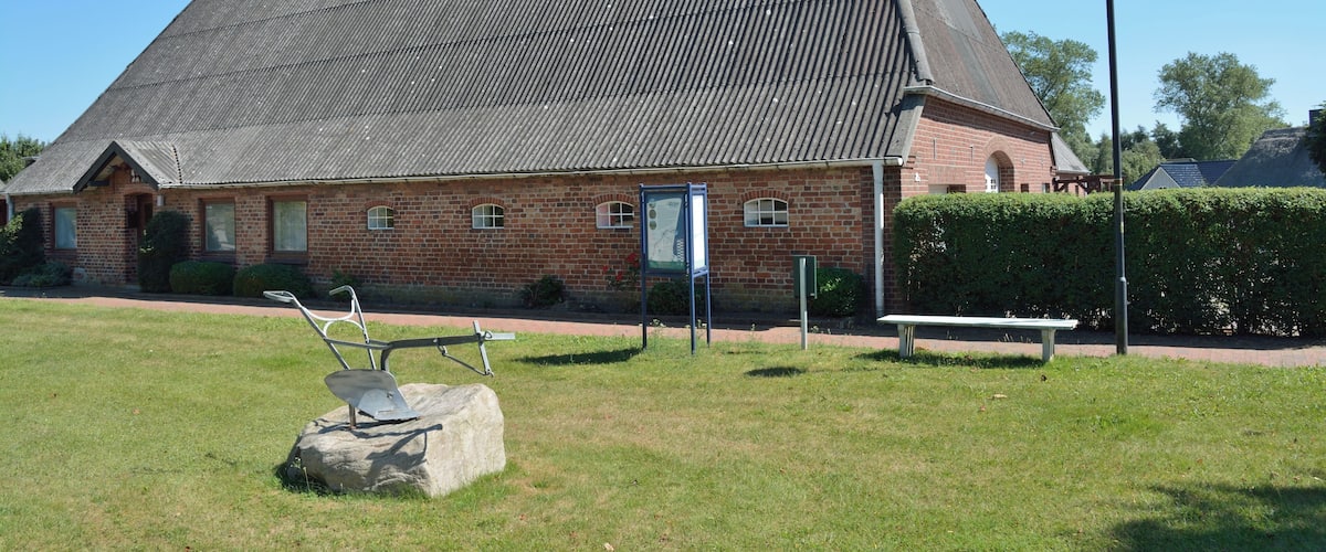 Bovenau, An der Kirche