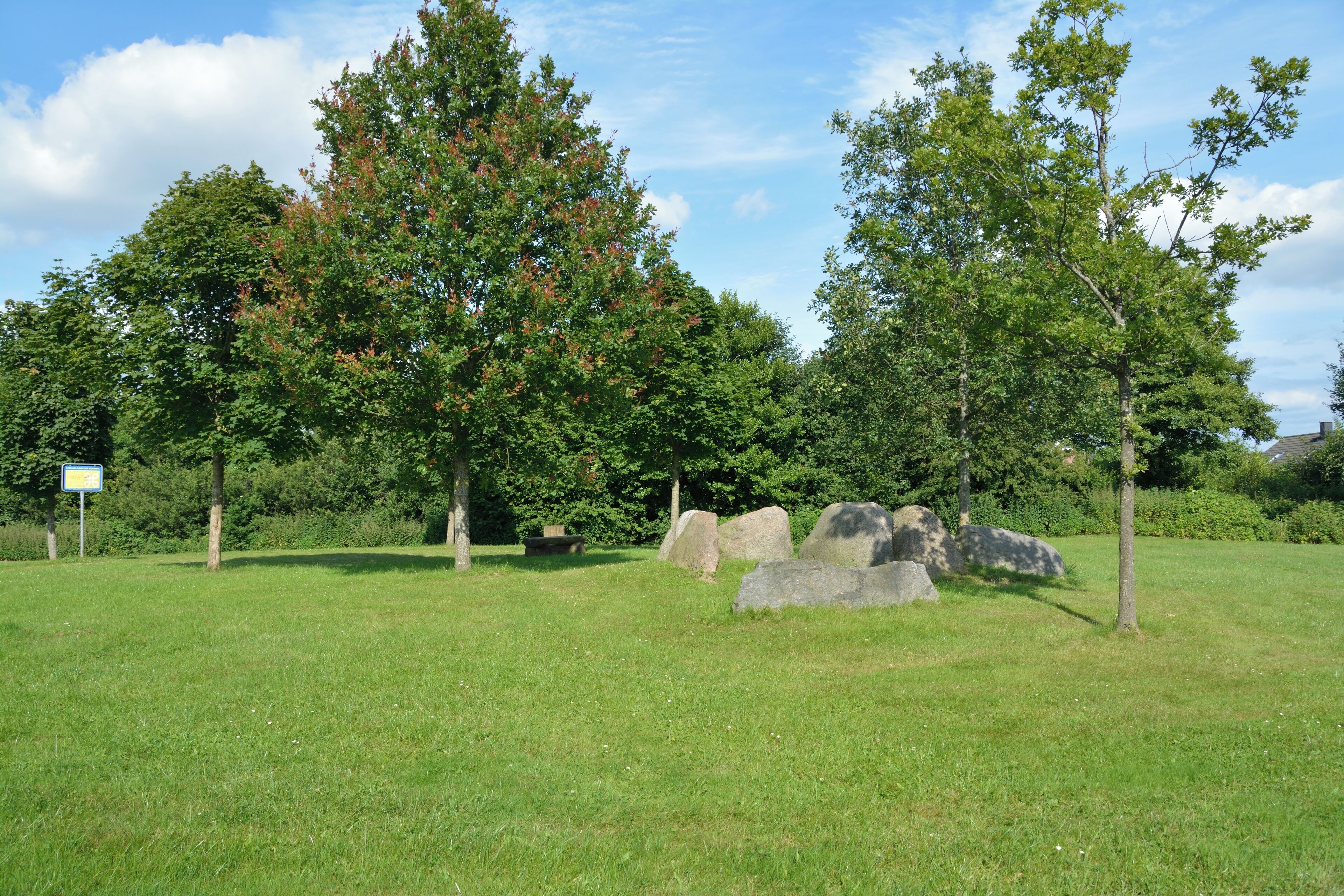 Bovenau, rekonstruiertes Großsteingrab