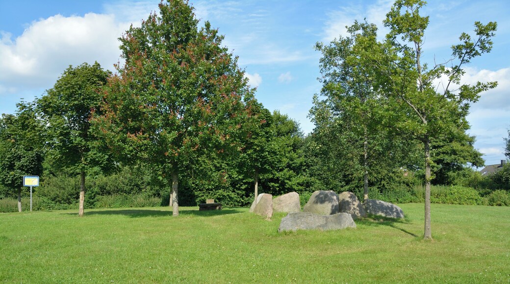 Bovenau, rekonstruiertes Großsteingrab