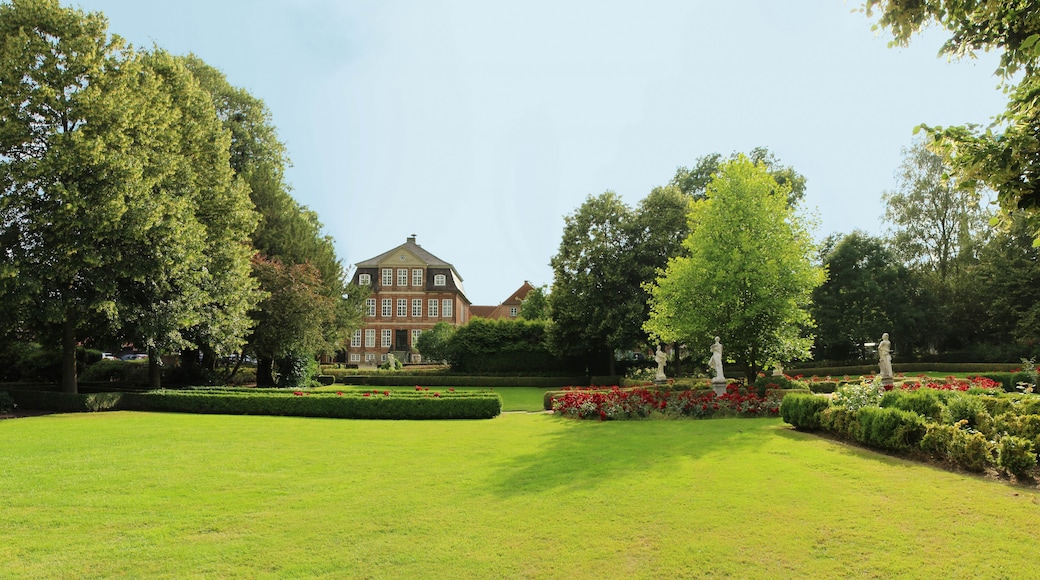 Öffentlicher Bürgermeister-Park am Rathaus von Wilster Schleswig-Holstein