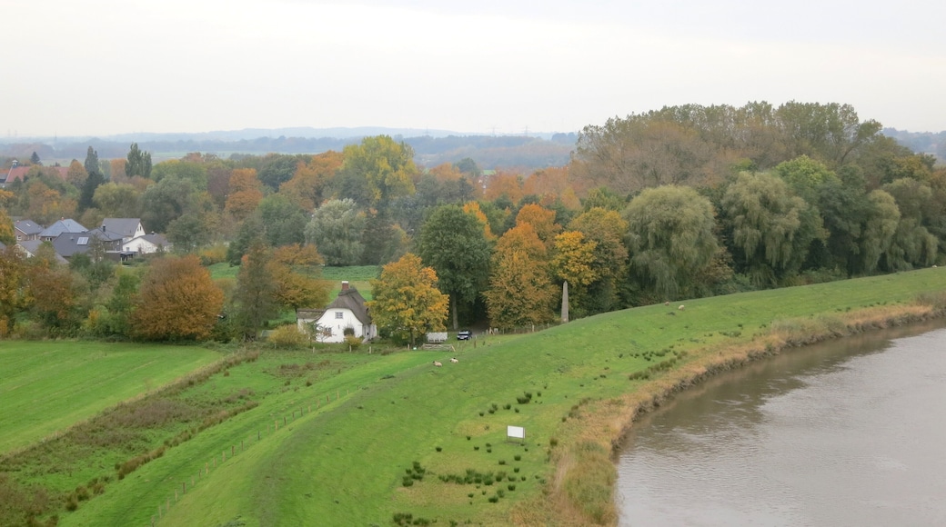 Der unter Denkmalschutz stehende Obelisk am Ende der Schlossstraße in Heiligenstedten; rechts die Stör
