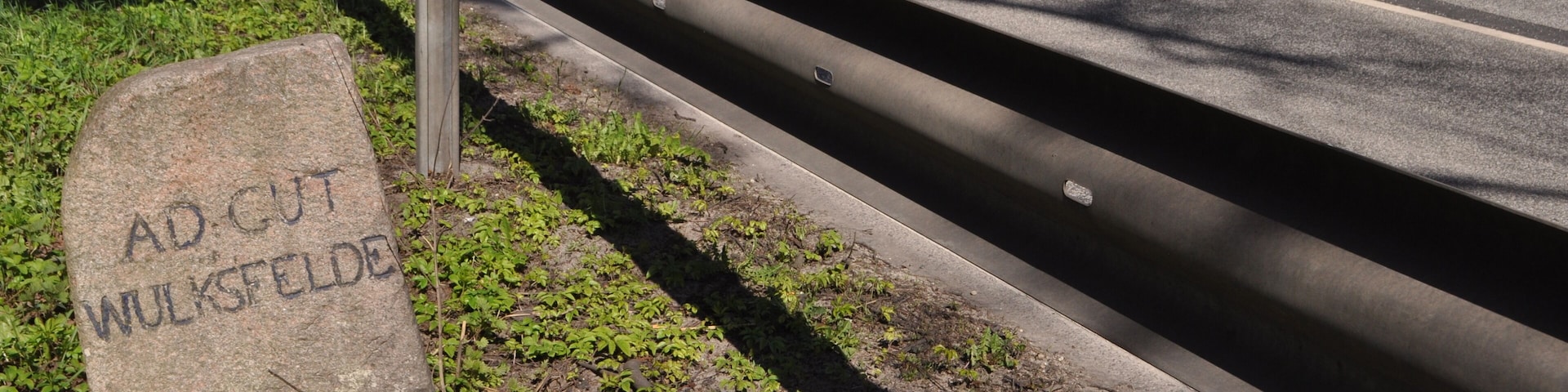 Lage der Grenzstein an der BundesstraĂe 432 an der heutigen Grenze der Kreise Stormarn und Segeberg.