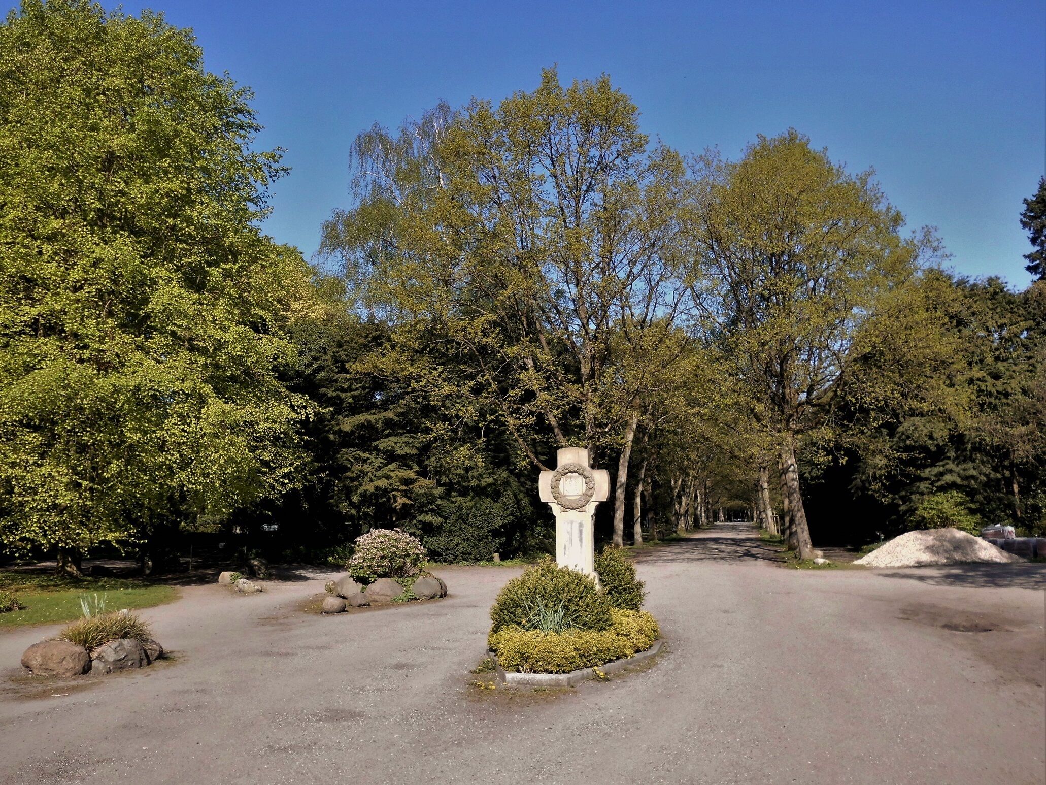 Die Hauptallee im Parkfriedhof Eichhof in Kronshagen bei Kiel.