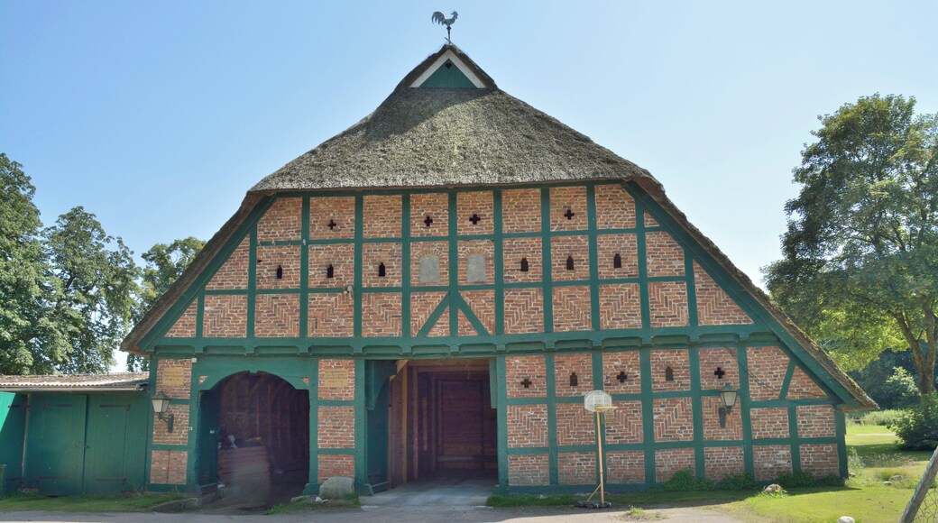 Mehlbek, "Adliges Gut", Scheune aus dem Wappen der Gemeinde