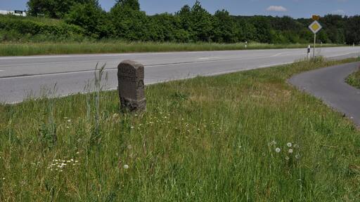 'Lage des Grenzsteins der ehemaligen Grenze des Adeligen Guts Borstel zum Amt Tremsbüttel an der heutigen Grenze der Gemeinden Sülfeld und Itzstedt an der Bundesstraße 432.
