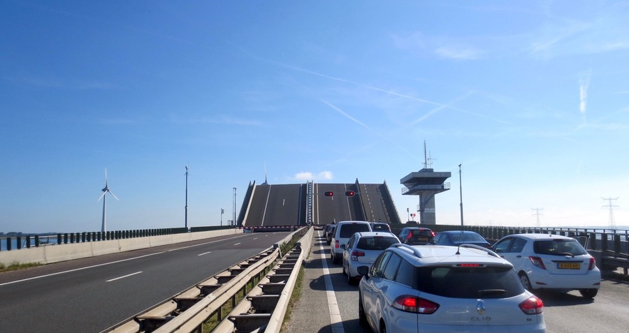 Opengaande Ketelbrug over het Ketelmeer (A6).
#architecture