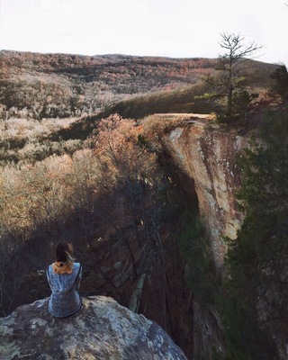 Yellow rock trail at Devils Den State Park