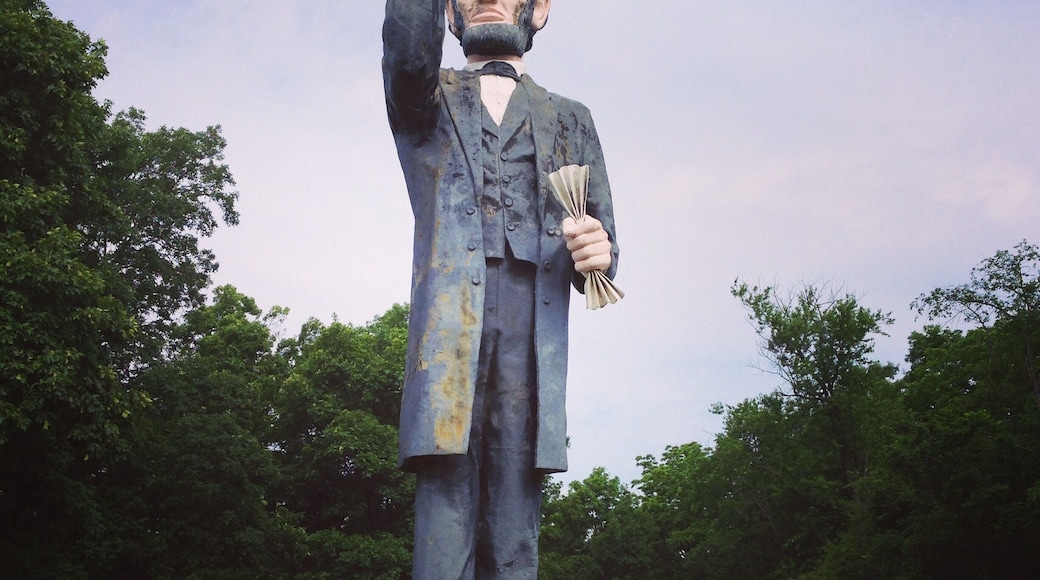 There's a small break in the chain link fence all the way to the left- near the highway. This place is closed, but this is the worlds Tallest Abraham Lincoln. That's my dog near his foot.