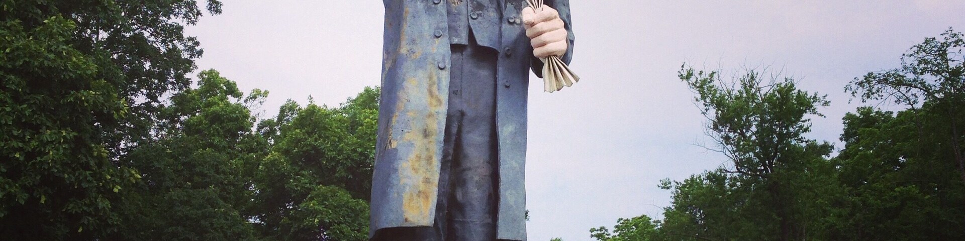 There's a small break in the chain link fence all the way to the left- near the highway. This place is closed, but this is the worlds Tallest Abraham Lincoln. That's my dog near his foot.